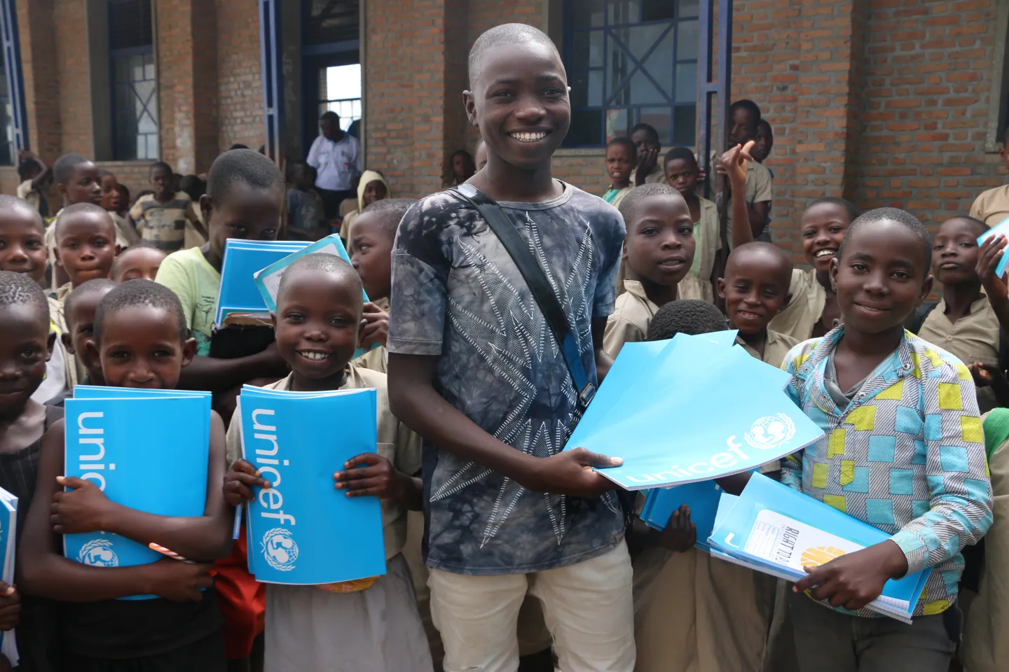 Les enfants victimes des inondations &agrave; Gatumba re&ccedil;oivent des kits scolaires de l'UNICEF en soutien au minist&egrave;re de l'&eacute;ducation du Burundi