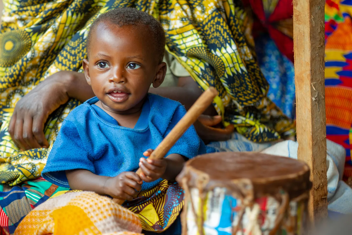 Un petit enfant jouant avec un petit tambour