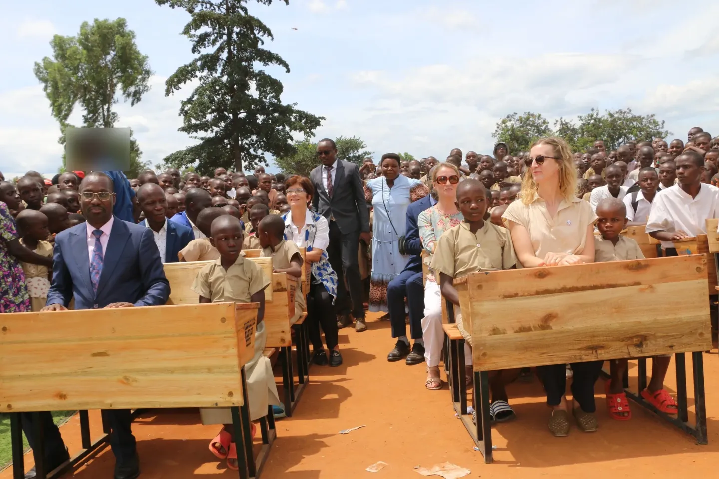  A l&rsquo;&eacute;cole fondamentale de Karurama, des &eacute;l&egrave;ves s&rsquo;installent sur les nouveaux bancs-pupitres lors de la c&eacute;r&eacute;monie, en pr&eacute;sence du ministre de l&rsquo;&Eacute;ducation Nationale et de la Recherche Scientifique, de l&rsquo;Ambassadrice de la D&eacute;l&eacute;gation de l&rsquo;Union europ&eacute;enne au Burundi (Chef de file des partenaires du secteur de l&rsquo;&eacute;ducation), la Directrice de l&rsquo;AFD et de la Repr&eacute;sentante de l&rsquo;UNICEF au Burundi
