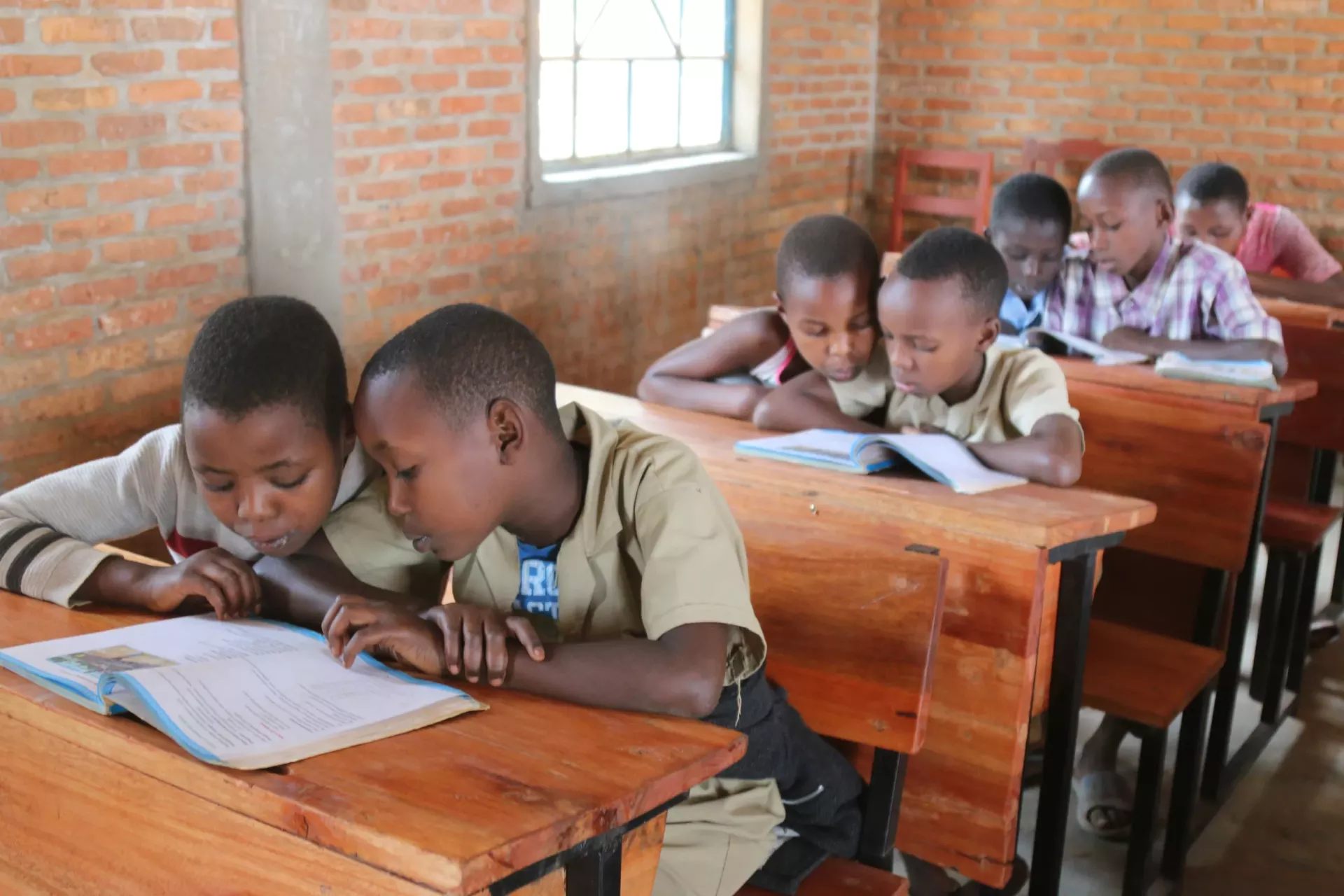   Des &eacute;l&egrave;ves de l&rsquo;Ecole Fondamentale de Cewe, Kirundo, suivant un cours de rattrapage