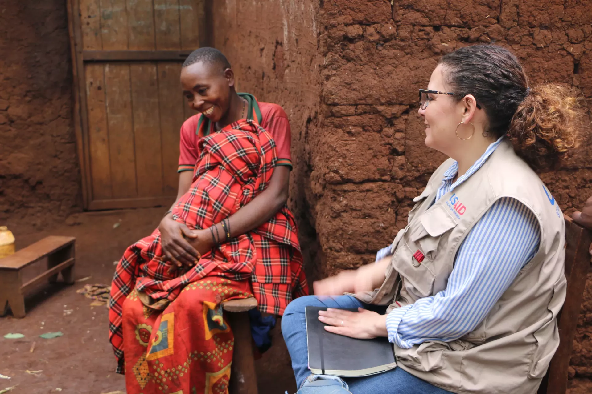 The USAID/BHA delegation visits a family whose child has recovered from malnutrition after treatment at a nutritional centre, Gasorwe commune