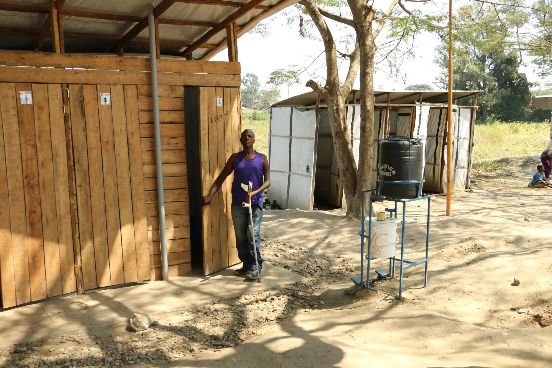 Jean Richard devant un des latrines construit pour les handicap&eacute;s
