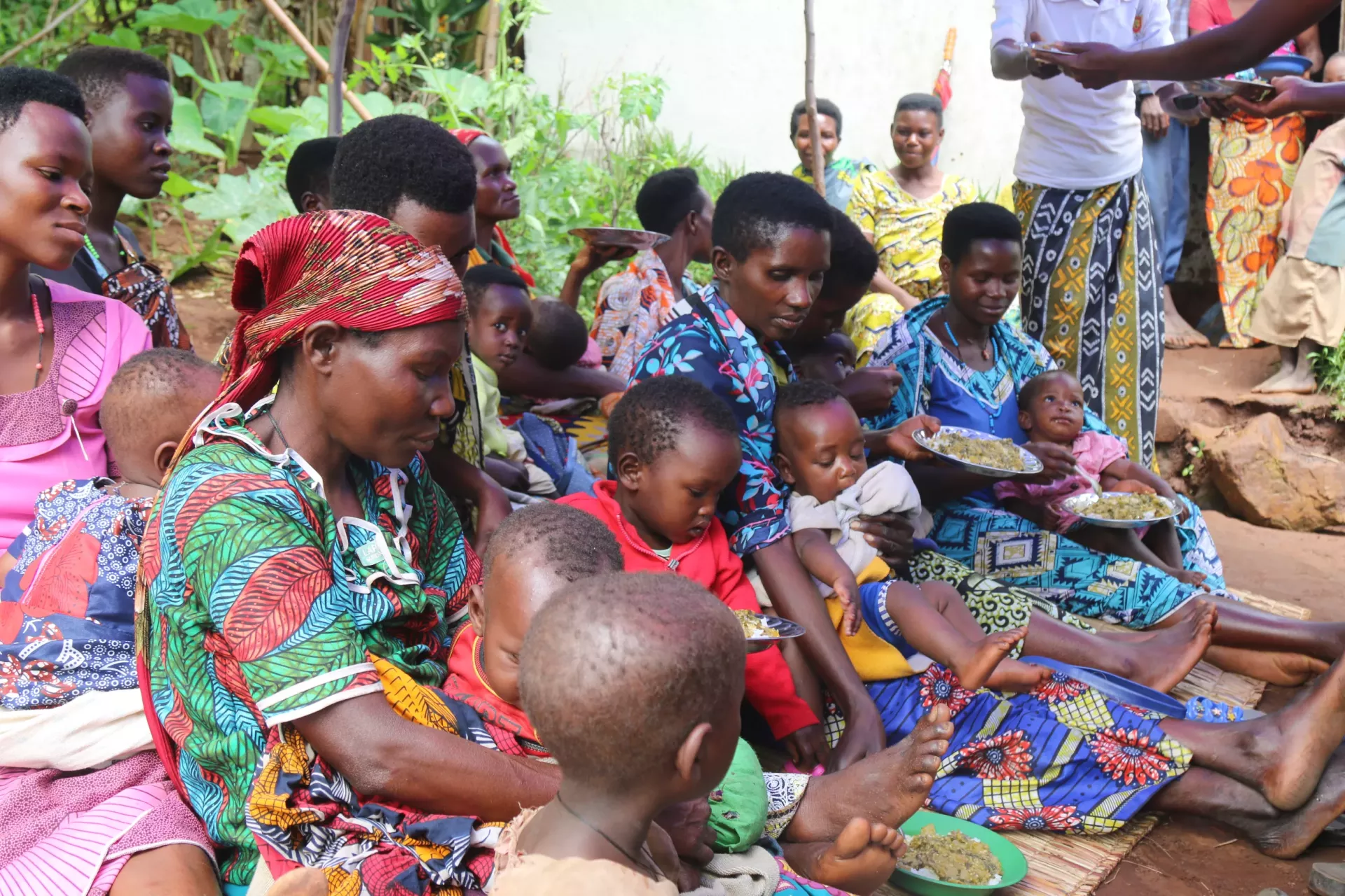 Des femmes en train de nourrir leurs enfants dans un centre d'apprentissage et de r&eacute;habilitation nutritionnelle (FARN).