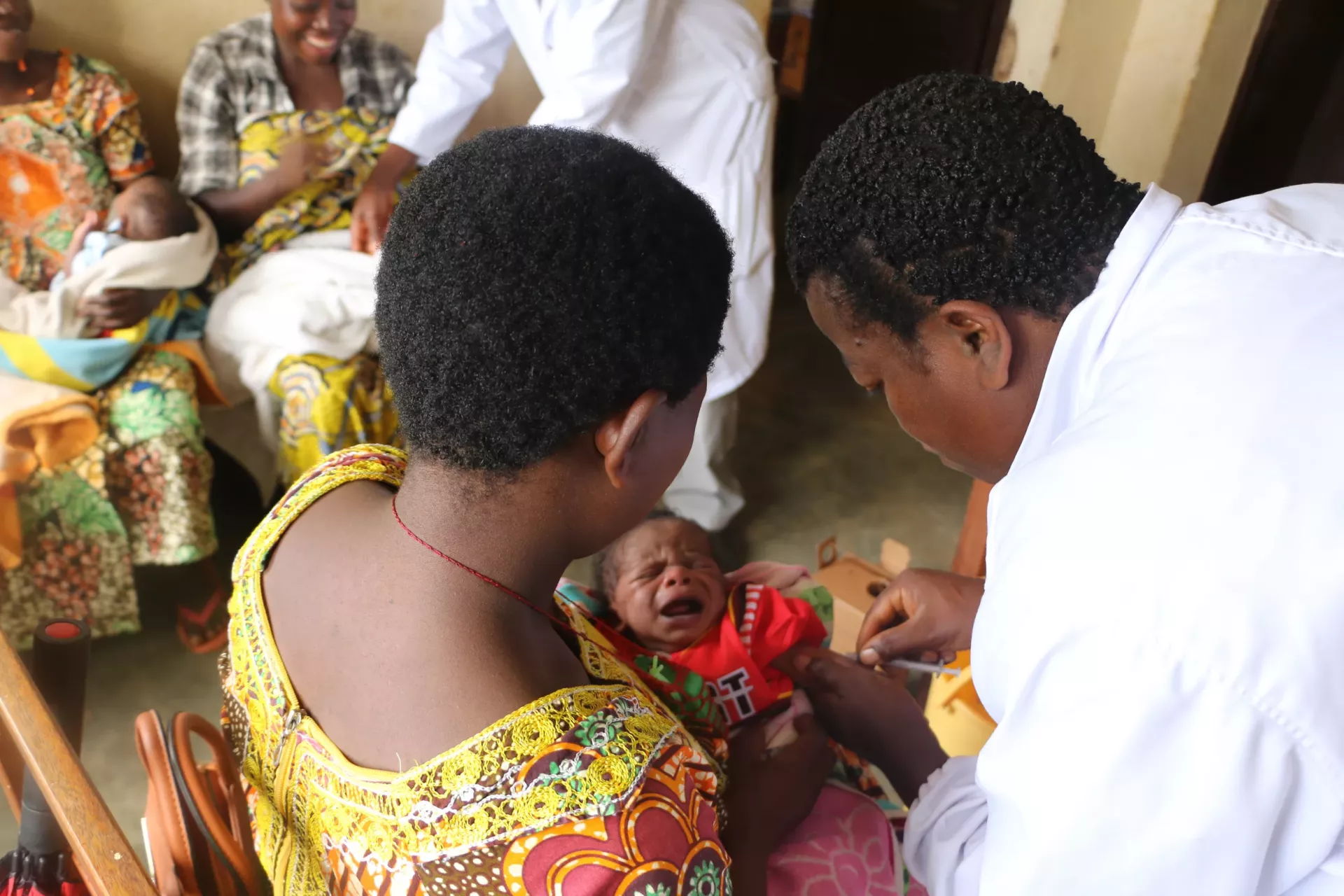 Un b&eacute;b&eacute; re&ccedil;oit une vaccination &agrave; l&rsquo;h&ocirc;pital communal de Giheta.
