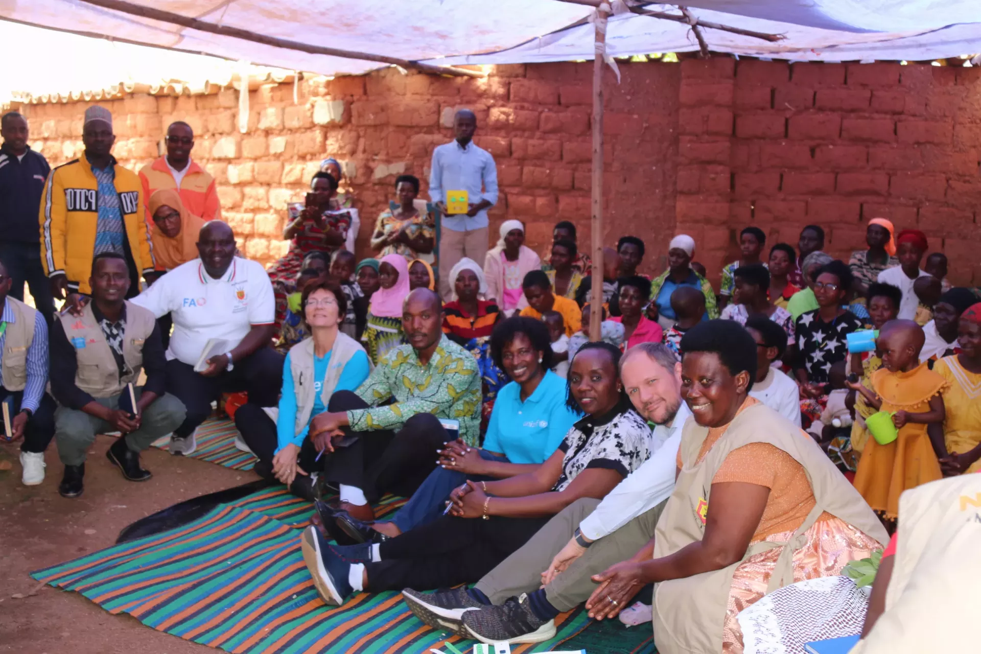 De gauche &agrave; droite : Le representant de l&rsquo;ONG Fondation stamm, le SEP/PAMSAN, la repr&eacute;sentante UNICEF, le repr&eacute;sentant du Gouverneur de Kayanza, la repr&eacute;sentante du PRONANIUT, le charg&eacute; de la coop&eacute;ration de l&rsquo;Ambassade des Pays Bas et une maman lumi&egrave;re pendant une s&eacute;ance d&rsquo;&eacute;ducation nutritionnelle sur la colline de Bubezi, Kayanza.