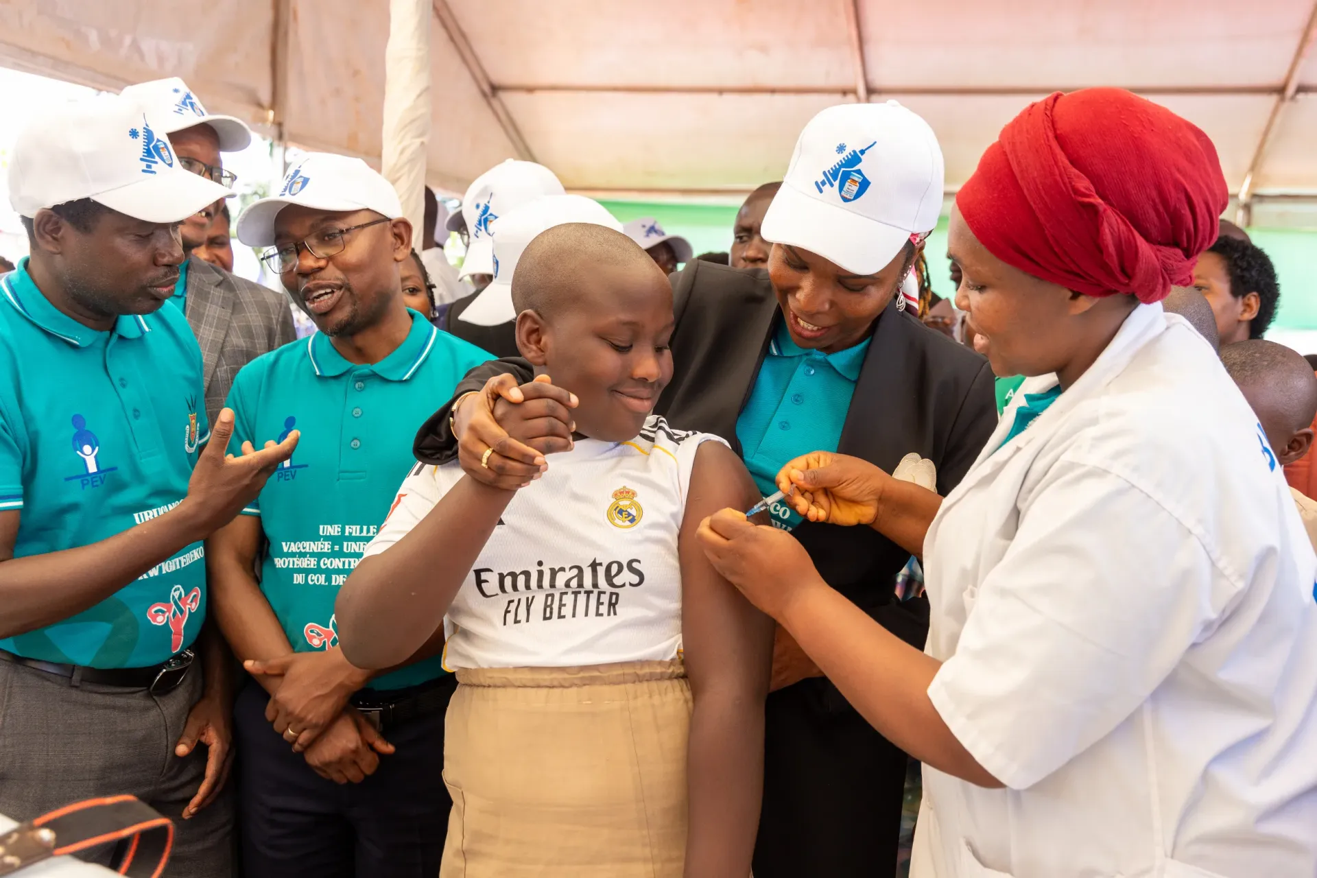  Une jeune fille re&ccedil;oit le vaccin contre le HPV, en pr&eacute;sence de la Premi&egrave;re Dame, lors du lancement officiel de son introduction dans le Programme &Eacute;largi de Vaccination au stade de Kibimba 