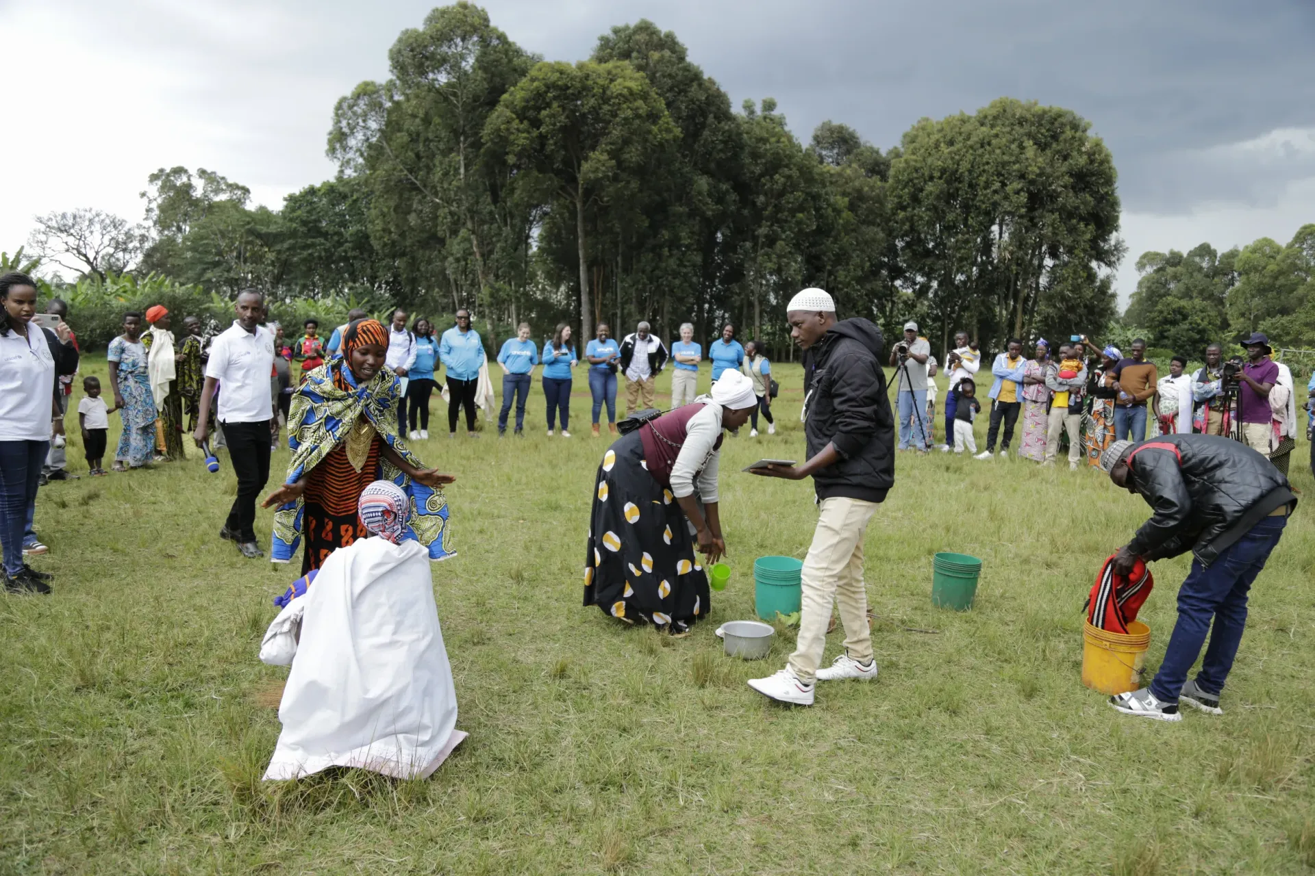  Through role-playing on the fair distribution of childcare tasks, participants demonstrated that responsibilities related to health, nutrition, hygiene, protection, and child well-being cannot be effectively managed by one person alone. This often leads to gaps in child care, including incomplete vaccination