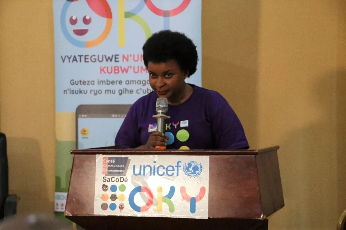 Cl&eacute;mentine IRAKOZE, pr&eacute;sentant un discours pendant le lancement de l'application "OKY"
