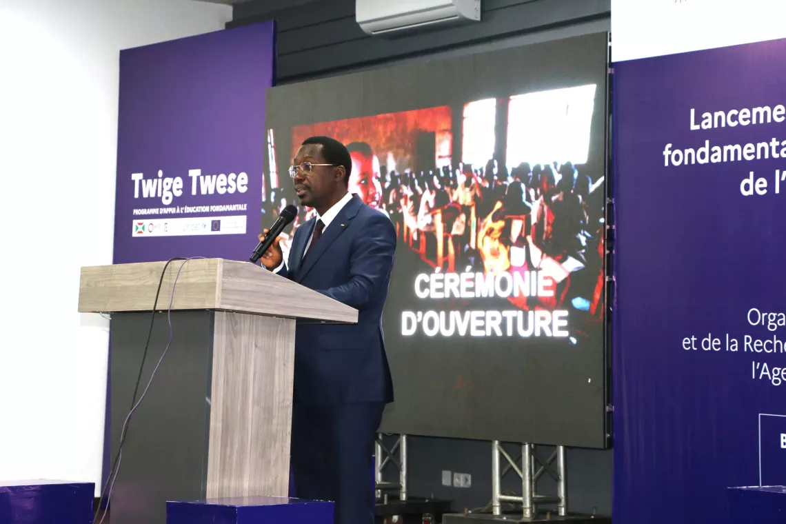 Le Ministre de l'Education Nationale en train de prononcer le discours de lancement du Programme "Twige Twese".