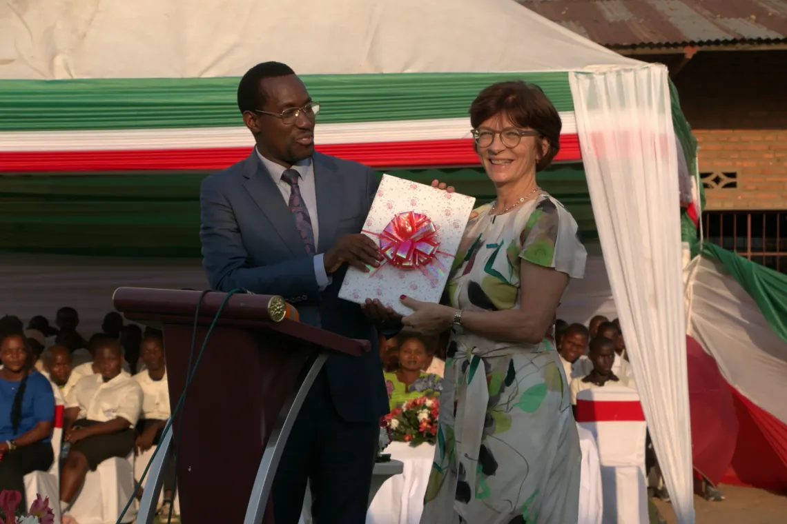 The Minister of National Education and Scientific Research presents a certificate of merit to France B&eacute;gin, UNICEF Representative in Burundi, in recognition of her commitment and contribution to the development of the education sector during her three-year assignment in the country