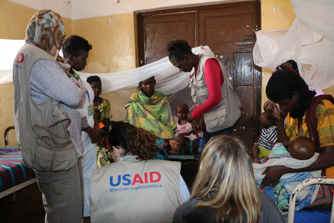 Delegation visits the therapeutic stabilisation unit in the Muyinga health district 