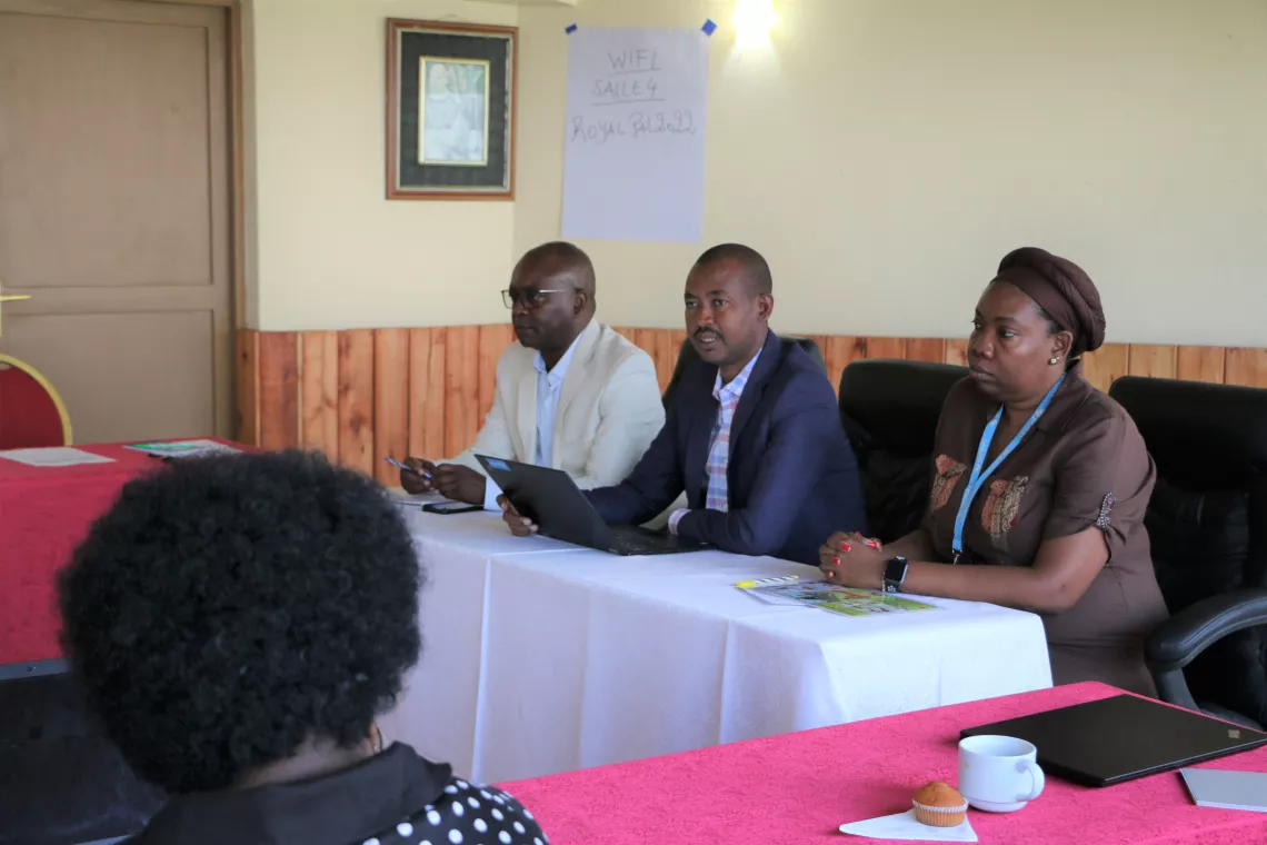 Dr Fid&egrave;le NKEZABAHIZI, Directeur m&eacute;dical de PRONIANUT au milieu du Dr Donatien NKURUNZIZA, responsable de la nutrition au SEP/PMSAM et Johanne DESORMEAUX, sp&eacute;cialiste de la nutrition &agrave; l'UNICEF. 