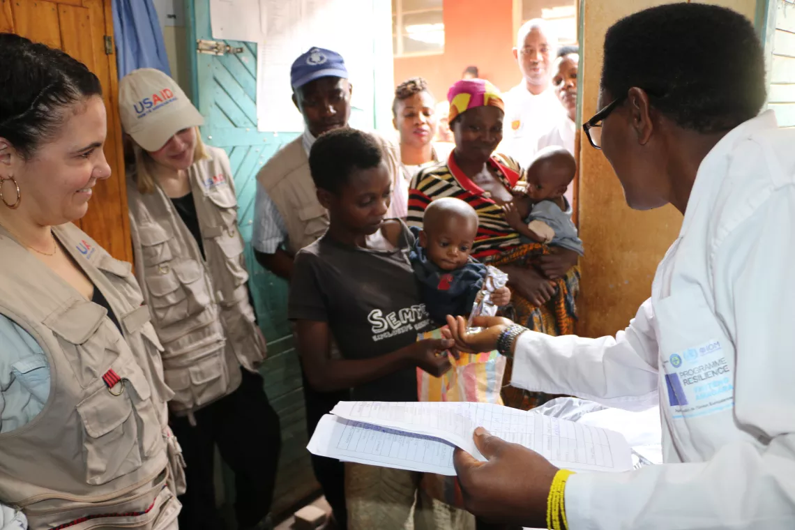 The delegation attends the distribution of ready-to-use therapeutic food for the treatment of SAM 
