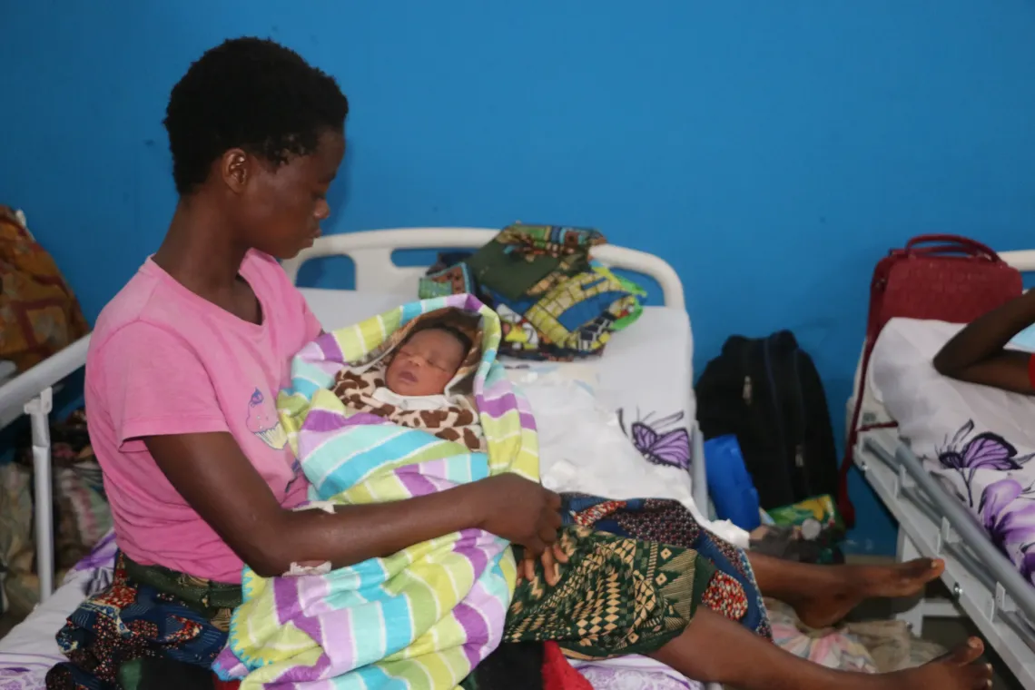 At Rema Hospital in Ruyigi, a mother who gave birth by Caesarean section holds her newborn baby in her arms. She was referred from the Busuma refugee site. 