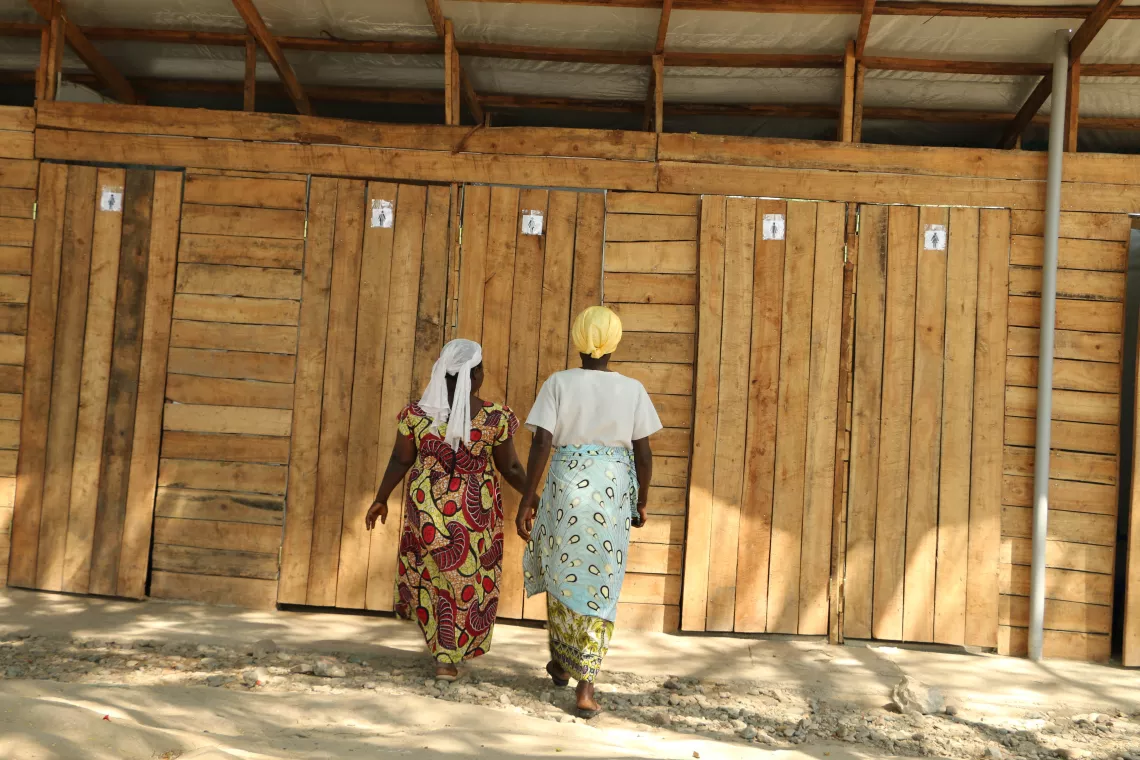 Marie et son amie contente d'utiliser les nouvelles latrines