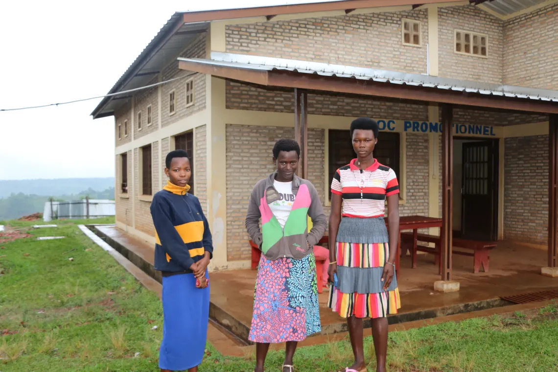 Jeunes adolescentes venues participer &agrave; la s&eacute;ance d&rsquo;&eacute;changes sur la sant&eacute; sexuelle et reproductive &agrave; l&rsquo;h&ocirc;pital communal de Vumbi, en commune Kirundo. 
