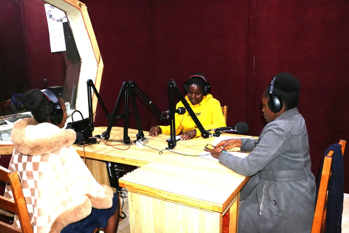 Des adolescentes en train de participer dans une &eacute;mission radiophonique en interaction avec les auditeurs &agrave; la radio communautaire Umuco de Ngozi. 