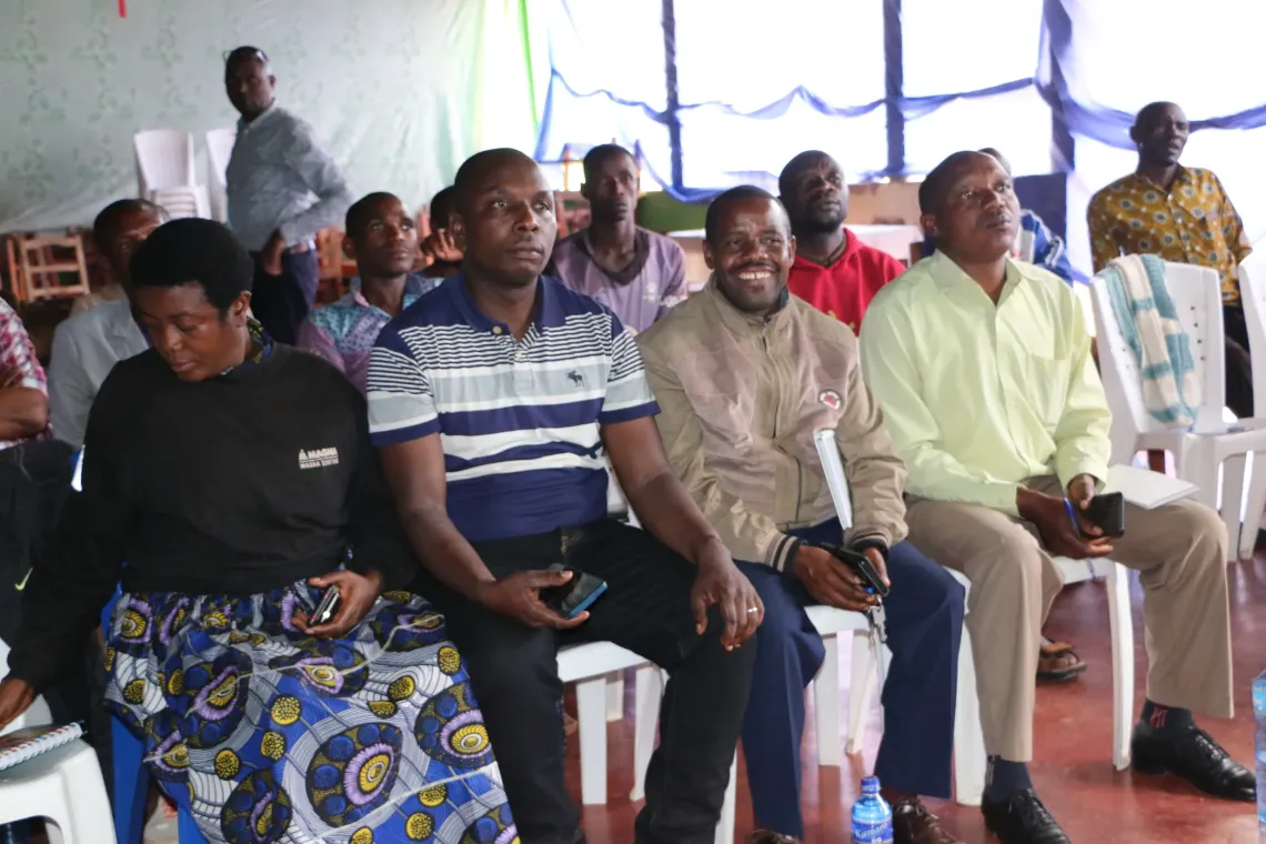 Deuxi&egrave;me &agrave; partir de la gauche, Isa&iuml;e Niyibitanga, conseiller &eacute;conomique communal de Butaganzwa. &Agrave; ses c&ocirc;t&eacute;s, des repr&eacute;sentants des d&eacute;partements, de la soci&eacute;t&eacute; civile, des confessions religieuses, ainsi que des groupes de femmes, de jeunes et de personnes vivant avec un handicap 
