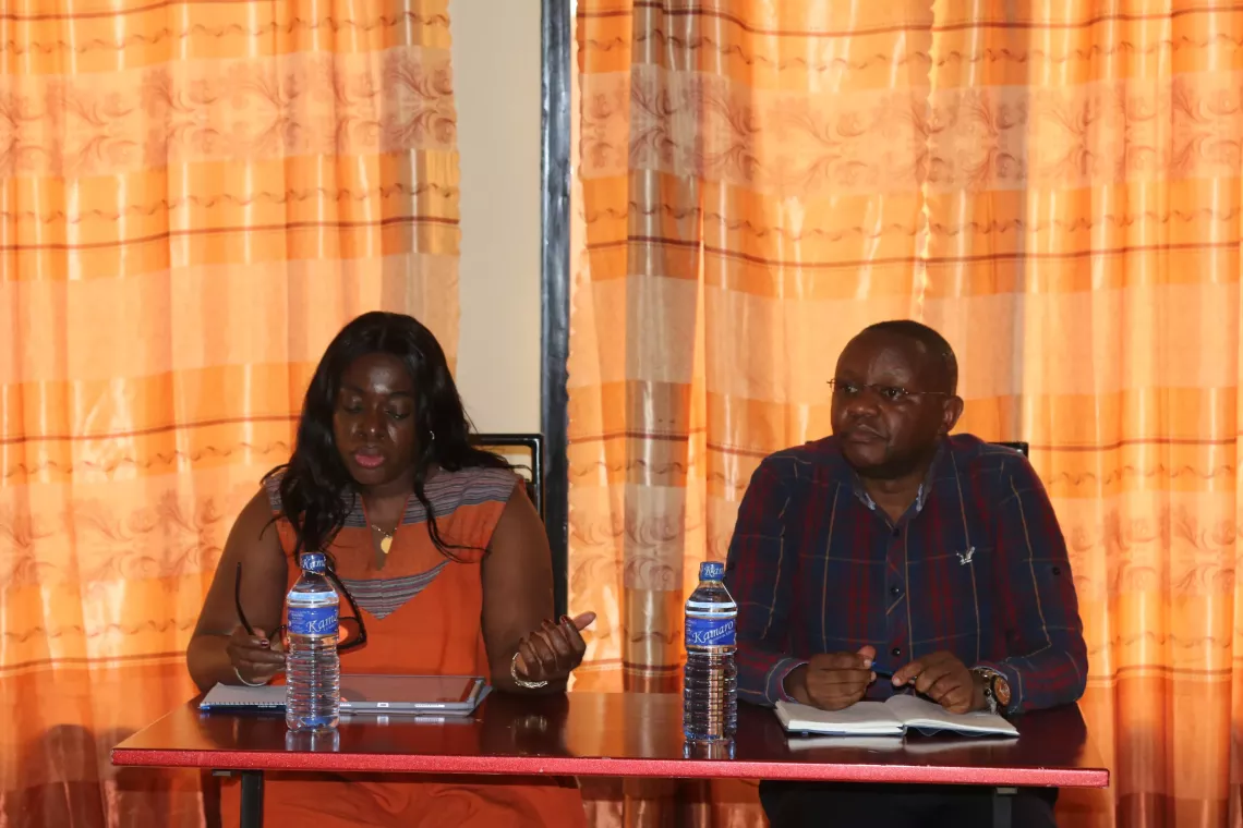 La repr&eacute;sentante adjoint de l&rsquo;UNICEF au Burundi et le Directeur Adjoint Technique du PNLS-IST/HV proc&eacute;dant &agrave; l&rsquo;ouverture de l&rsquo;atelier.