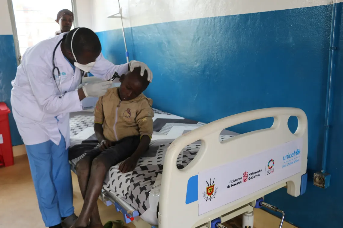 A doctor at Rema Hospital in Ruyigi examines a child who was referred from the Busuma refugee site. 