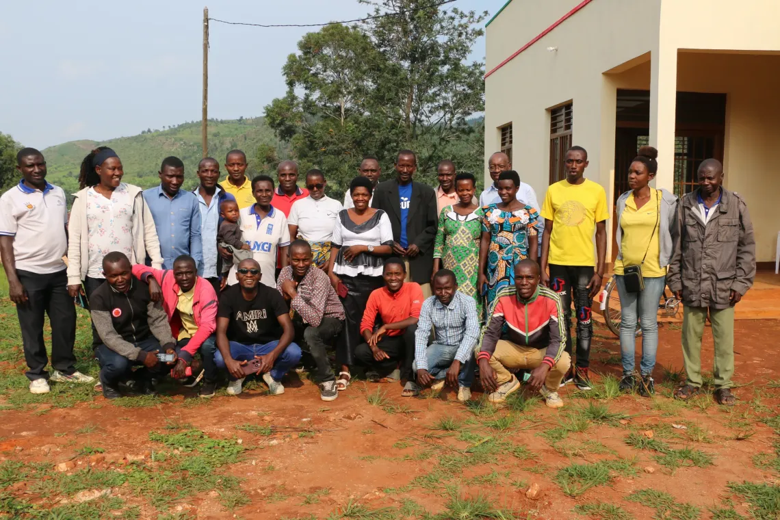  Photo de famille des participants &agrave; l&rsquo;atelier zonal de restitution du PCDC pour les zones de Bisinde et Rugongo ; commune Butaganzwa
