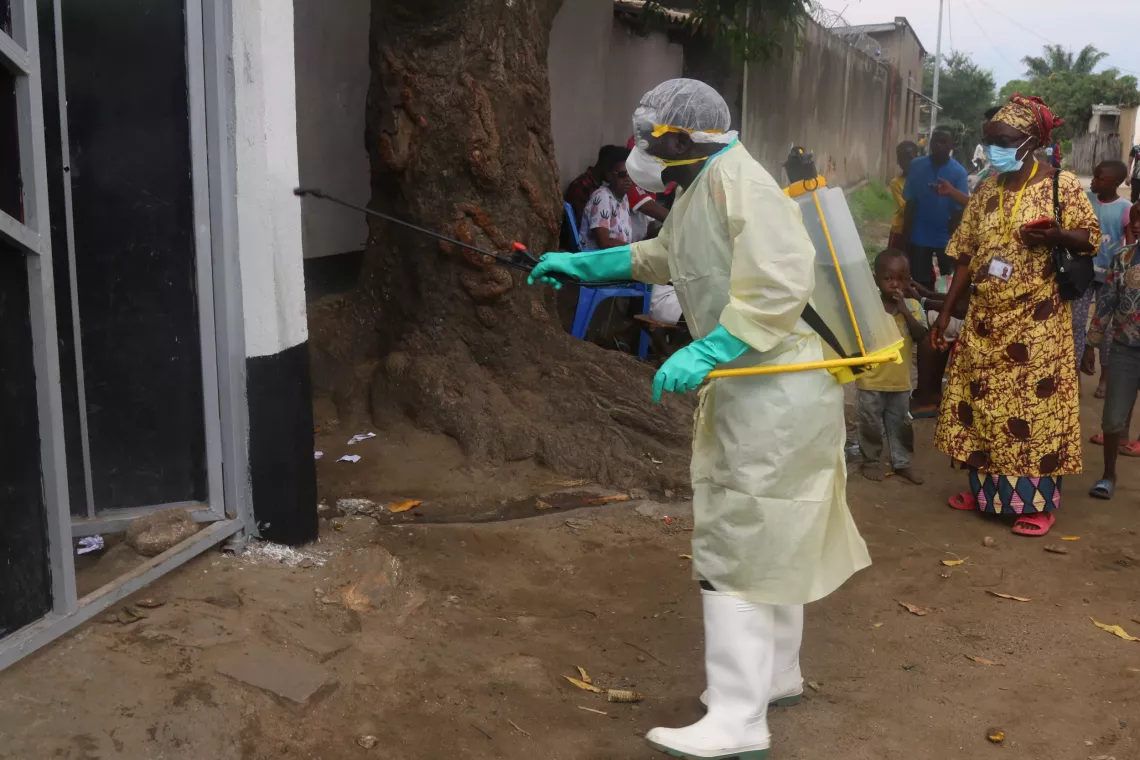   D&eacute;contamination d&rsquo;une des tentes qui accueillent les malades souffrant du chol&eacute;ra