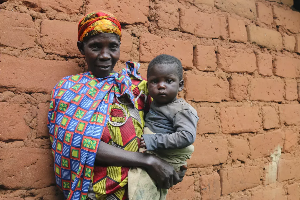Bernadette Sinigirira, 50 ans et son petit-fils Nkeshimana Jackson 3 ans.