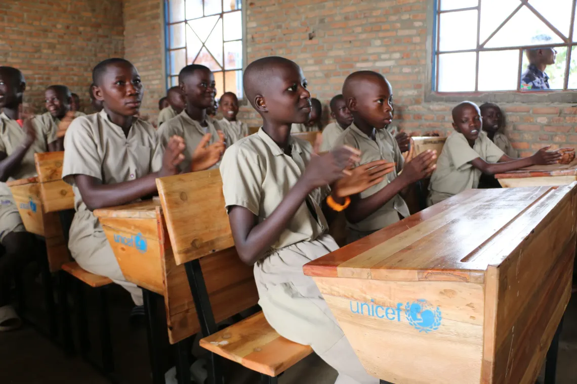  Vue des &eacute;l&egrave;ves en classe &agrave; l&rsquo;Ecofo Kagwema, une autre &eacute;cole b&eacute;n&eacute;ficiaire de bancs pupitres, lors d&rsquo;une visite de la d&eacute;l&eacute;gation   