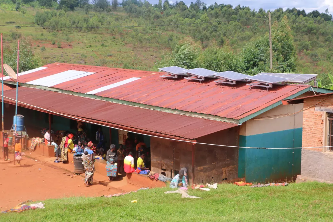 Les panneaux solaires install&eacute;s sur le toit du CDS Rutoke assurent l'alimentation &eacute;lectrique du r&eacute;frig&eacute;rateur.