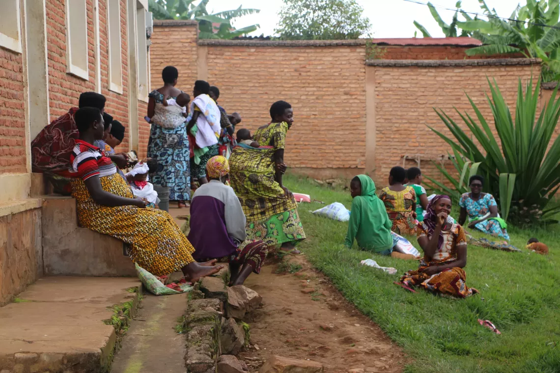 Des m&egrave;res patientent dans la cour de l&rsquo;h&ocirc;pital communal de Giheta, attendant leur tour pour faire vacciner leurs enfants.