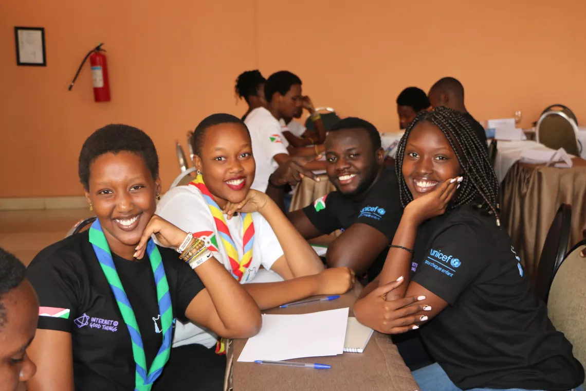 Les adolescents souriant lors du lancement de IoGT