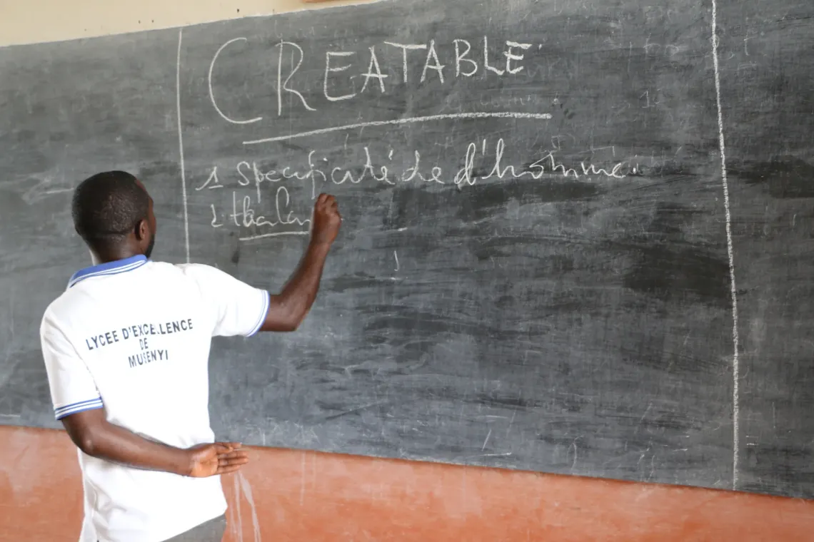 A supervising teacher of the CREATABLE project delivers a theoretical lesson at the Musenyi School of Excellence