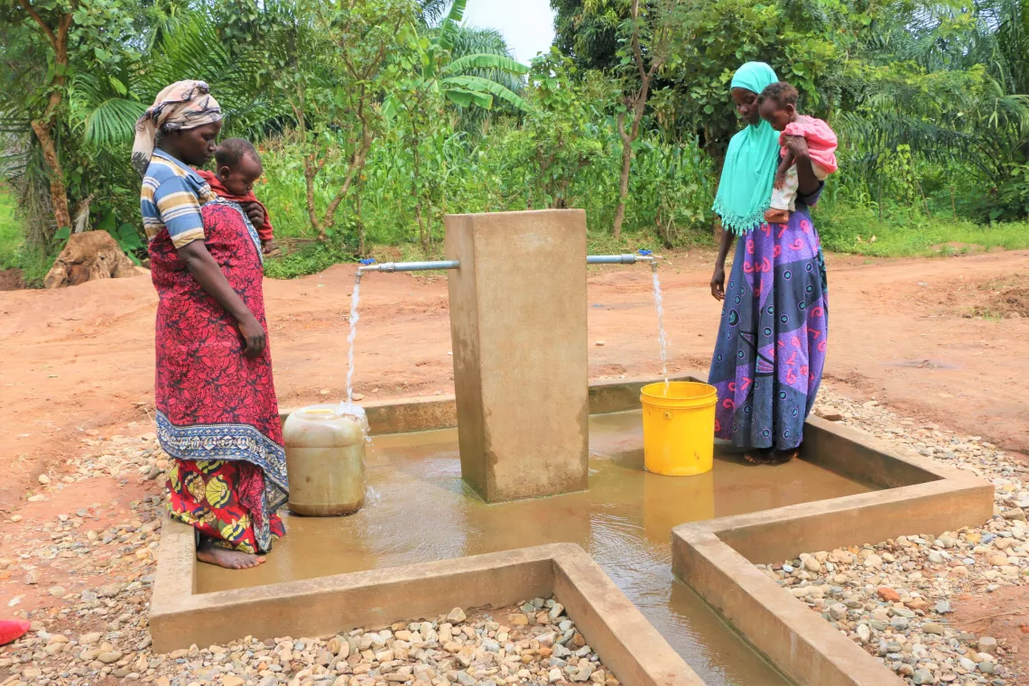A Gahore, colline Makombe, commune Rumonge, Adidja Minani, 34ans, m&egrave;re de 4 enfants et Zeph&eacute;rine Buname, 37 ans, m&egrave;re de 8 enfats sont en train de puiser de l'eau sur la borne fontaine  construite par le financement des fonds du Gouvernement du Japon.