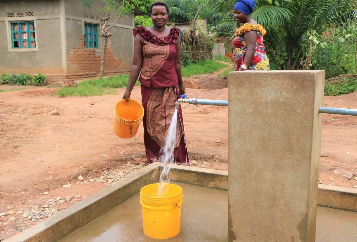 A Gahore, colline Makombe, commune Rumonge, Francine Ndayiragije, 32 ans, m&egrave;re de 4 enfants est venue puiser de l'eau sur la borne fontaine  construite par le financement des fonds du Gouvernement du Japon.