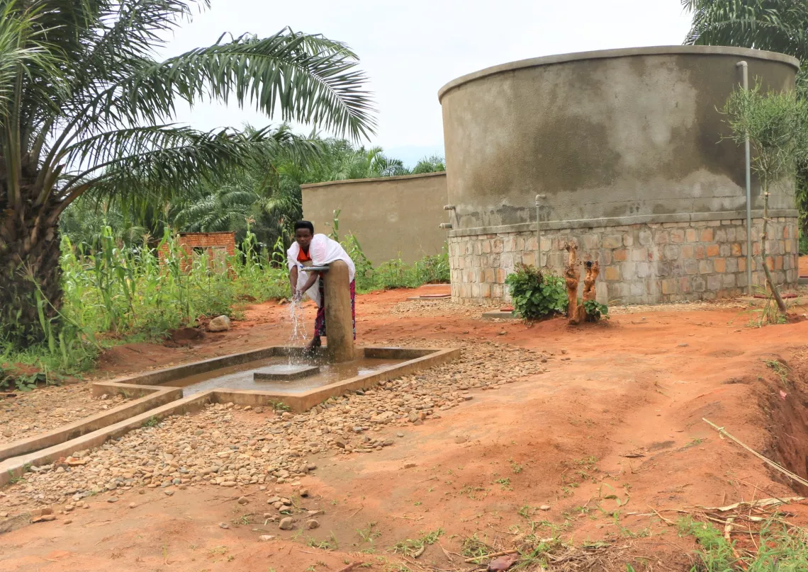 Une femme est venue se raffraichir avec l'eau du robinet install&eacute; au r&eacute;servoir  de Kayange, en commune et province Rumonge. L'installation a &eacute;t&eacute; financ&eacute; par le gouvernement du Japon.