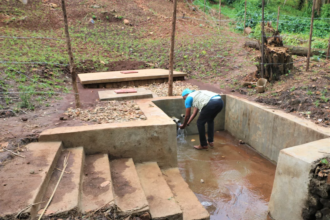 Le point de captage d'eau &agrave; Mugweji en commune et province Rumonge. La construction a &eacute;t&eacute; financ&eacute;e par le Gouvernement Japonais.