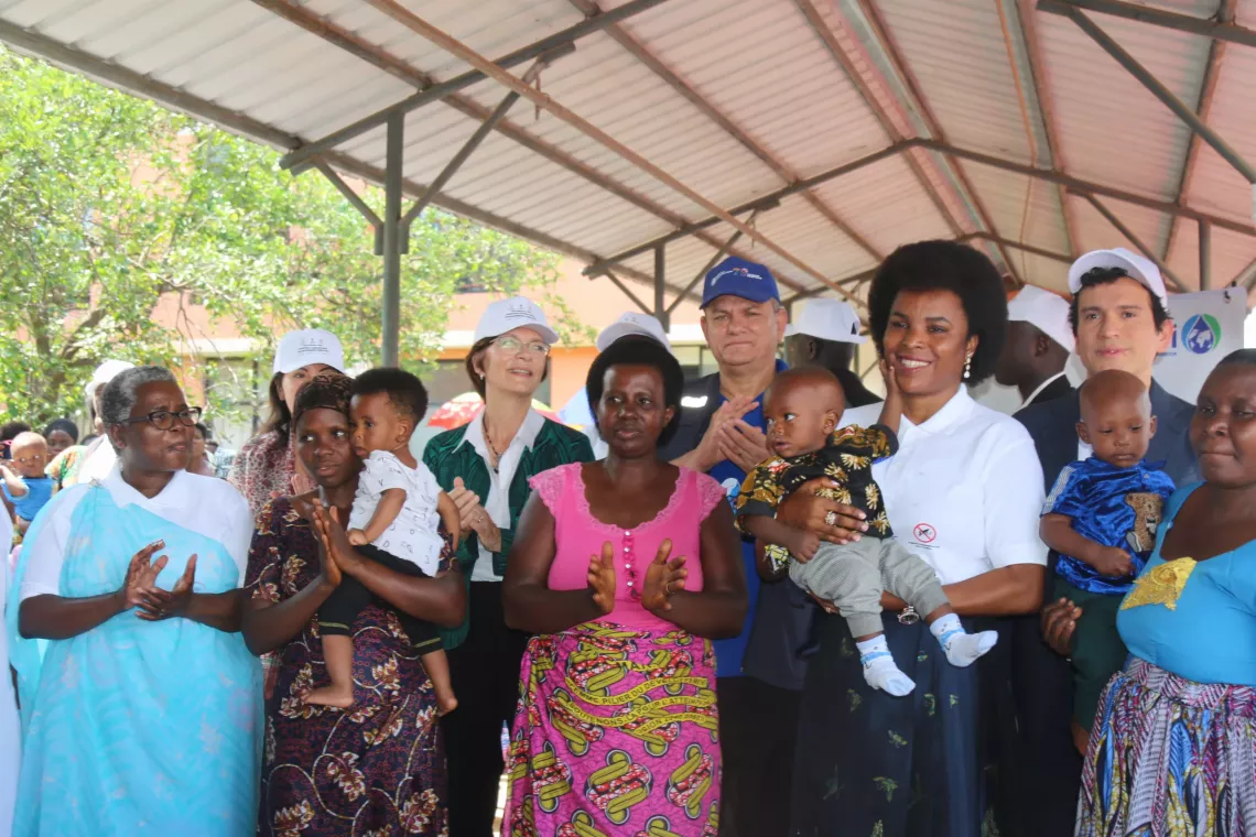La Premi&egrave;re Dame du Burundi, SE Angeline Ndayishimiye tenant, dans ses bras, un enfant qui vient de recevoir le vaccin antipaludique. A ses c&ocirc;t&eacute;s, la ministre de la Sant&eacute;, les repr&eacute;sentants de l&rsquo;UNICEF et de l&rsquo;OMS, le responsable pays pour le Burundi &agrave; Gavi et des mamans d&rsquo;enfants vaccin&eacute;s. 