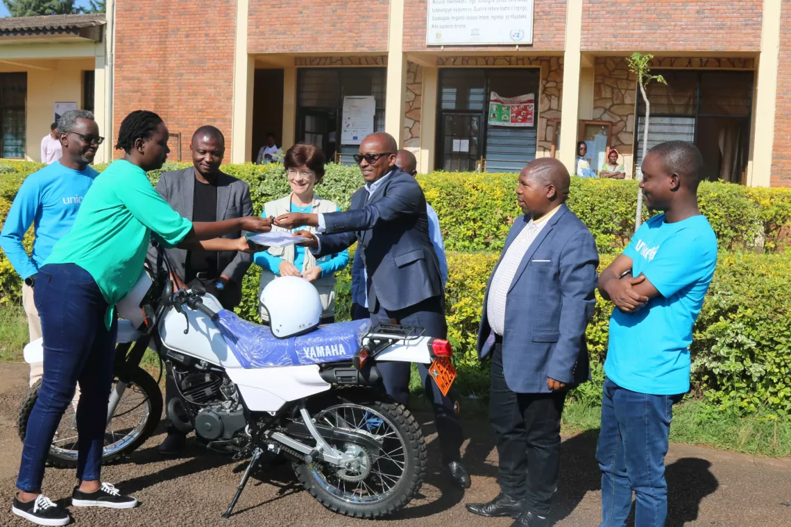 C&eacute;r&eacute;monie de remise d&rsquo;une moto &agrave; la superviseure provinciale d de l&rsquo;&eacute;tat civil de Kirundo par la Repr&eacute;santante de l&rsquo;UNICEF et le Gouverneur. 
