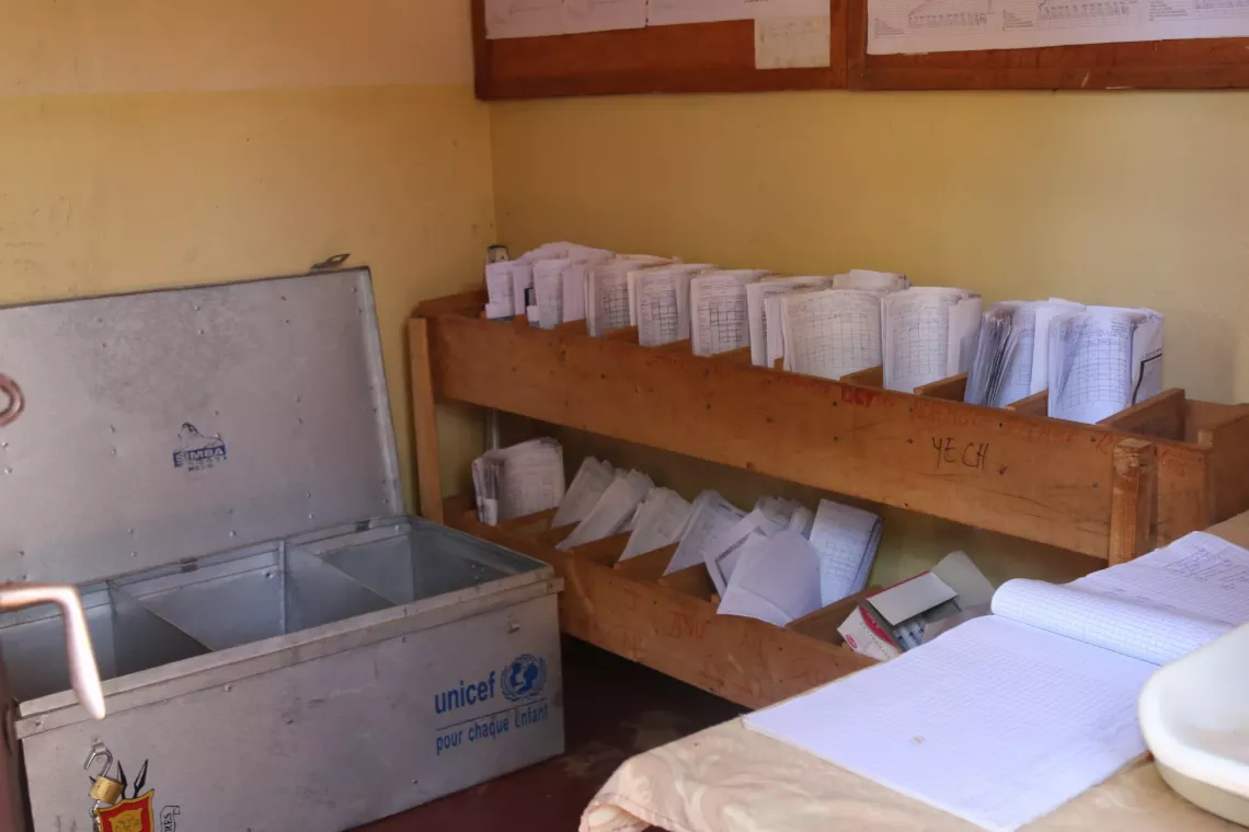 Fiches de vaccination class&eacute;es dans les casiers et une malle pour l&rsquo;enregistrement de naissances dans la salle de vaccination du CDS Marembo.