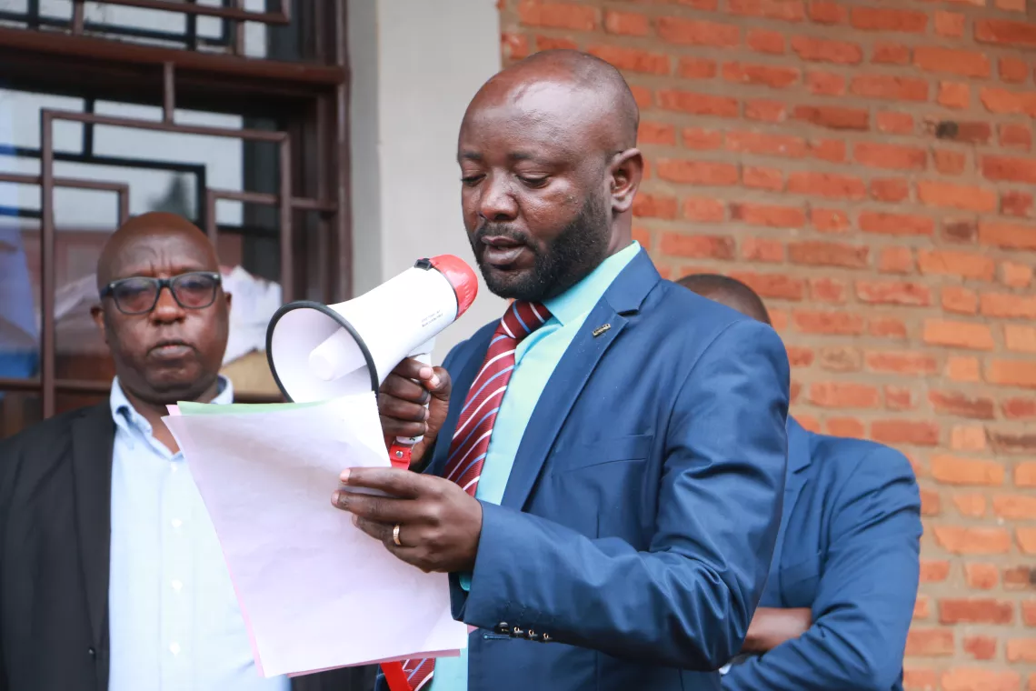 Le chef du district sanitaire Matana introduisant les kits.