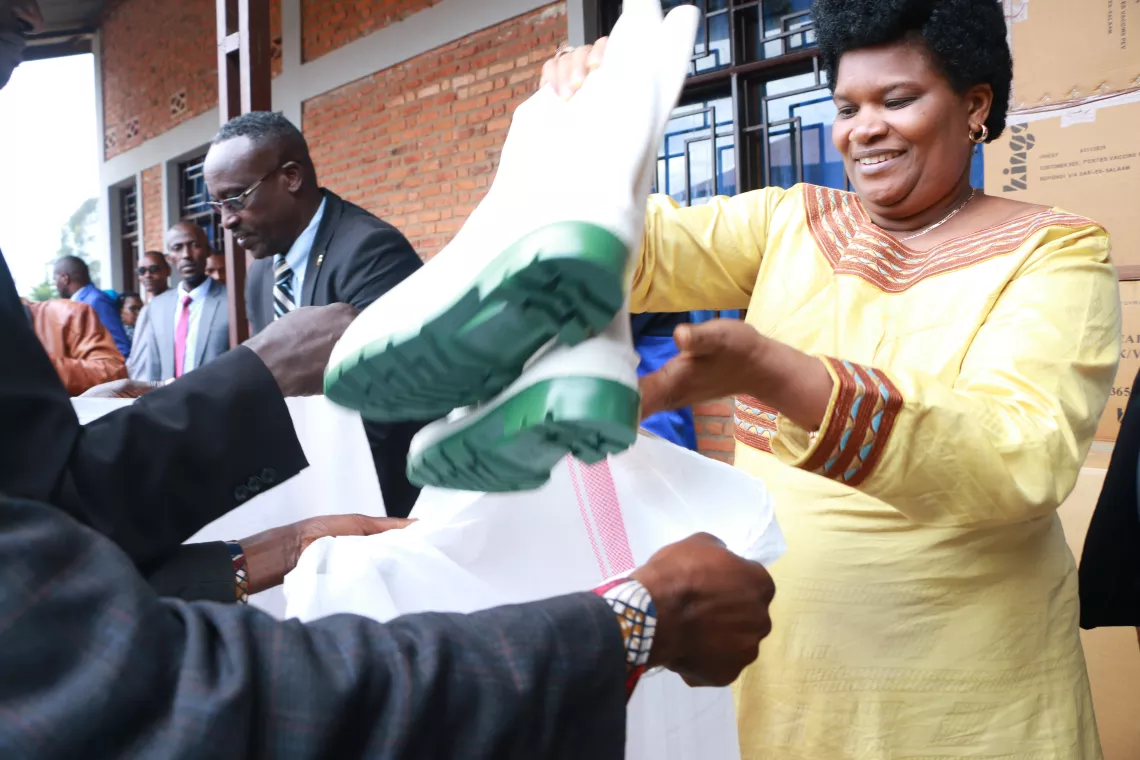La Ministre de la Sante Public et de la Lutte contre le Sida, offrant une paire de bottes &agrave; un agent de sante communautaire du district sanitaire Matana.