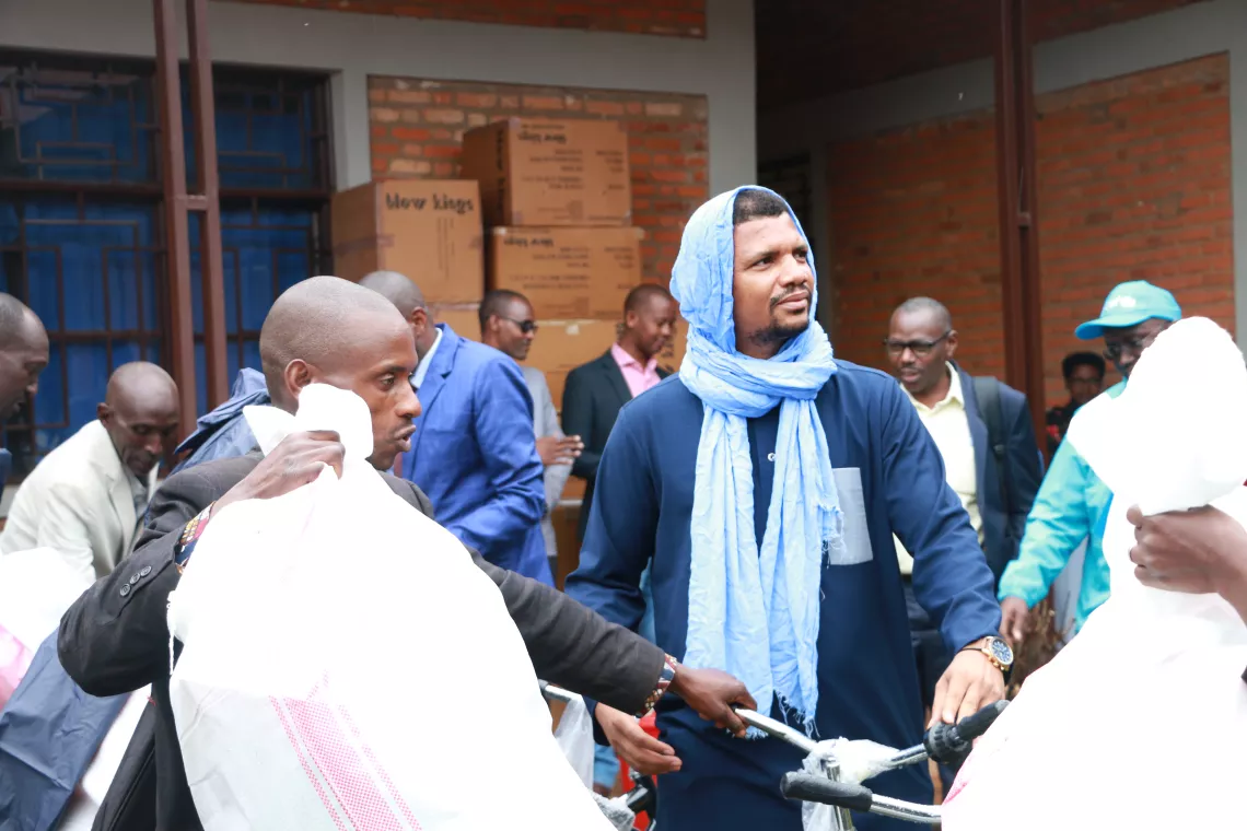 Hamady Ba, le chef de section Sante et Nutrition au sein de l&rsquo;UNICEF, offrant un v&eacute;lo a un b&eacute;n&eacute;ficiaire des kits.