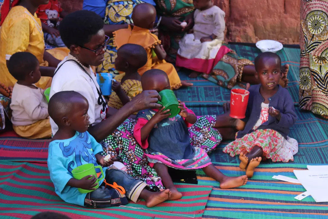 Enfants en train de manger la bouillie lors de la s&eacute;ance d&rsquo;&eacute;ducation nutritionnelle sur la colline de Bubezi, Kayanza.