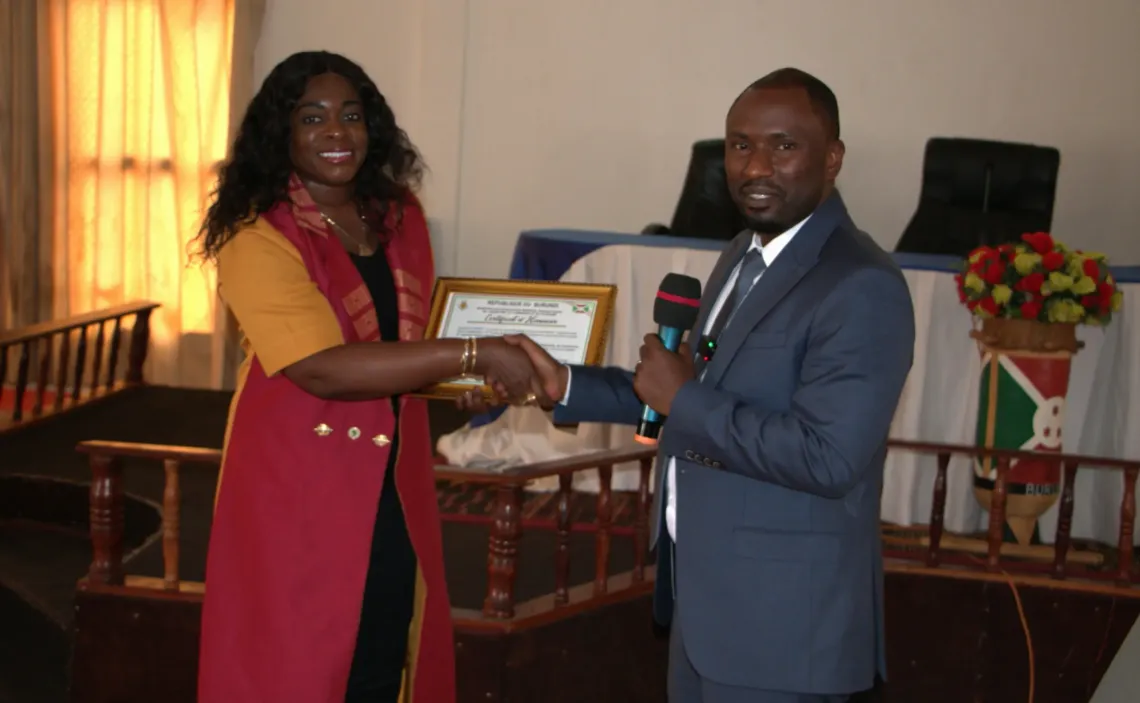 The Minister of Energy, Industry, Trade and Tourism presents a certificate to the UNICEF Acting Representative.