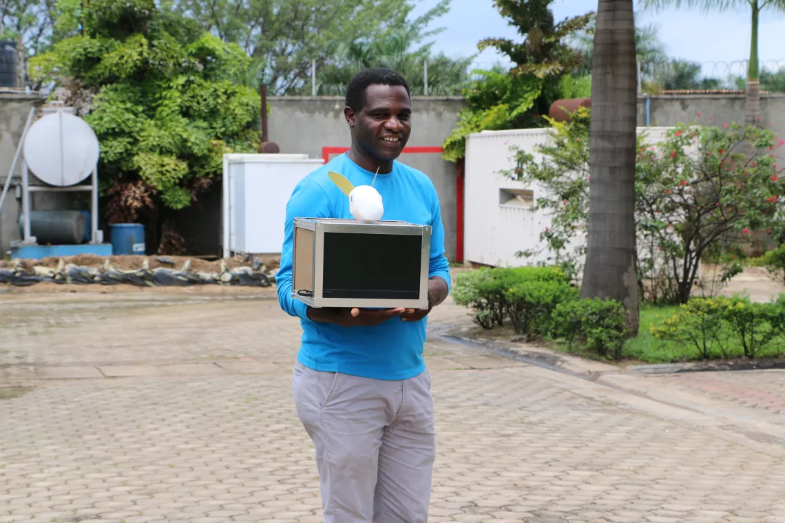 Jean de Dieu Nzambimana, membre du groupe  d&rsquo;innovateurs de l&rsquo;UNICEF Burundi pr&eacute;sente un des appareils baptis&eacute;s &laquo; bakame &raquo;