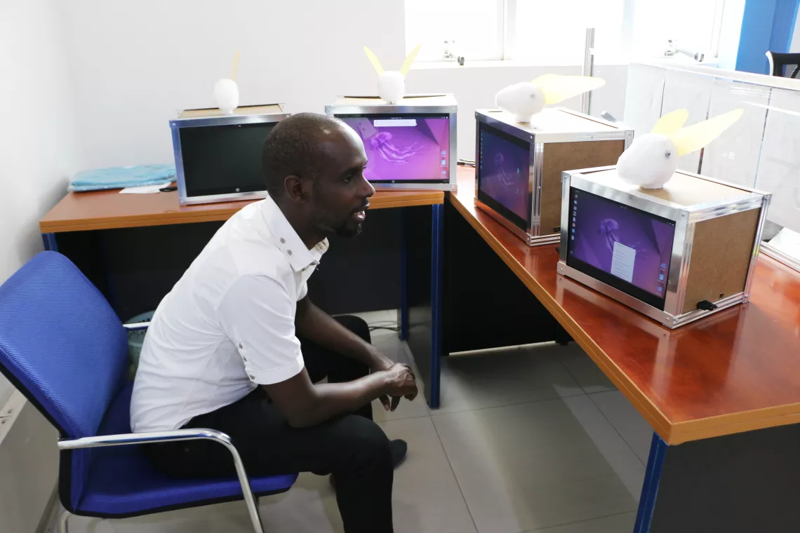 Jean Vernack Mbanje, membre du groupe d&rsquo;innovateurs de l&rsquo;UNICEF Burundi, s'adresse aux &laquo; bakames &raquo; pour leur demander une chanson ou un conte
