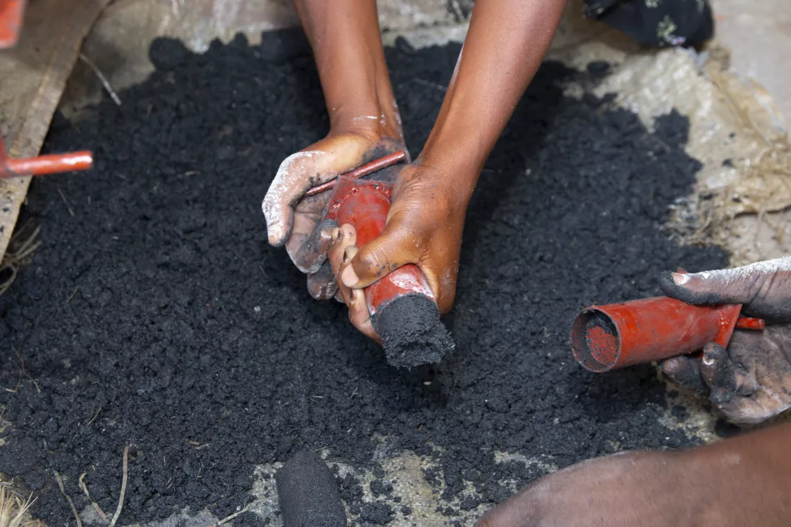 Nad&egrave;ge makes environmental-friendly coal.