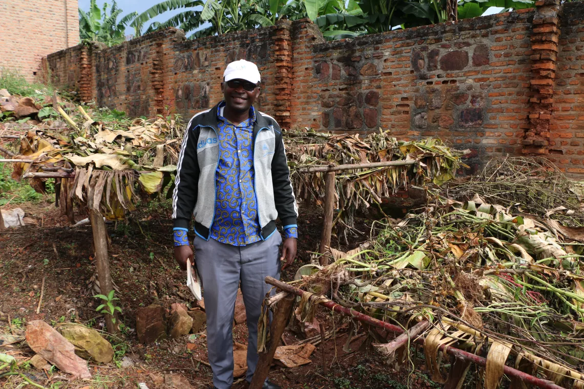 Oscar shows the nurseries that will allow them to get more seeds to continue the activity at the school and at student homes.