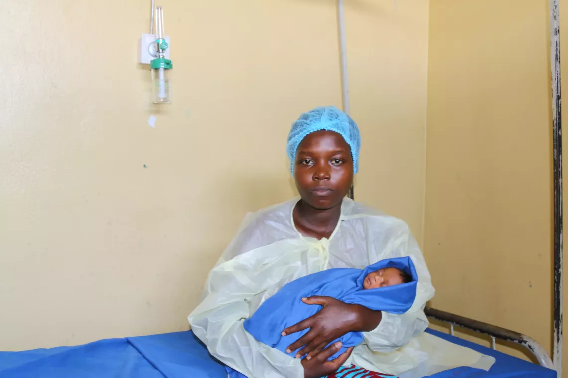   Vestine Uwizeyimana, 18, with her baby, out of the incubator on oxygen