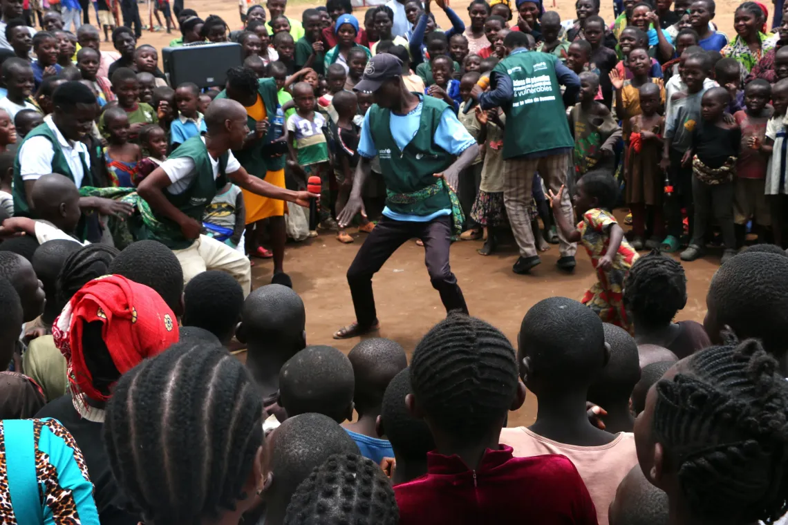 The refugee children of the Busuma camp attending a performance led by community volunteers from Spring Communities. Laughter, songs, and small choreographies set the rhythm of the session. 
